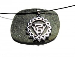 Affirmez votre identité avec le 5ème Chakra. Une amulette pour dire ce que vous ressentez sans crainte du jugement.