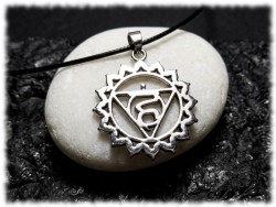 Pendentif yantra de l'éther. Ce motif sacré du cinquième chakra facilite la clarté d'esprit et l'éloquence lors de vos partages.