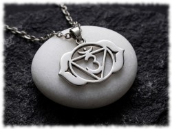 Retrouvez votre clarté de vision et de jugement. Le chakra Ajna protège votre paix mentale et votre intuition.