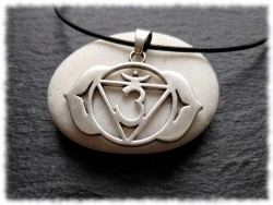 Bijou du sixième chakra pour femme. Un symbole de clairvoyance pour se sentir en accord avec sa vérité.