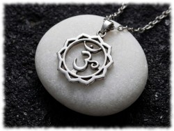 Pendentif chakra couronne fini miroir. Un éclat constant pour ce symbole de grâce qui renforce votre éveil.