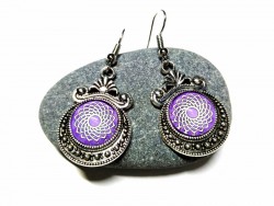 Portez l'énergie de la conscience pure et de l'infini en boucles d'oreilles : le 7ème chakra soutient votre quête de sens.