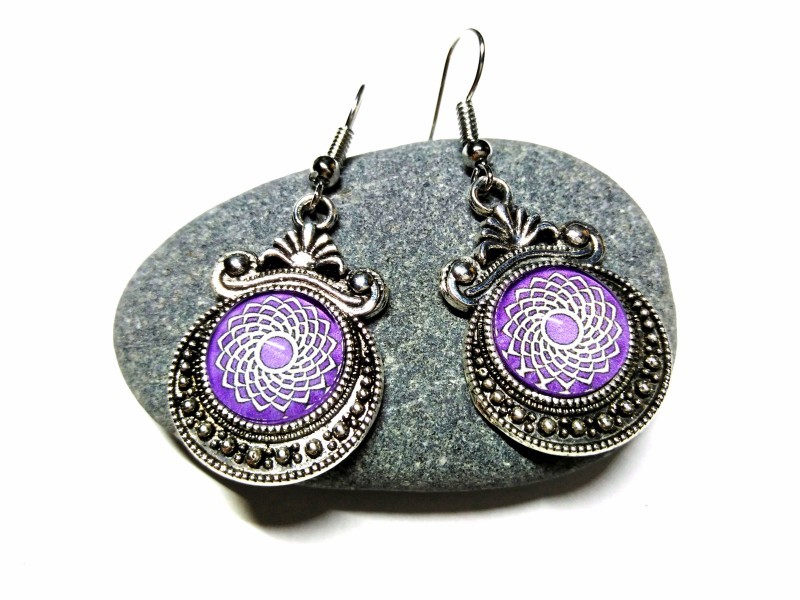 Portez l'énergie de la conscience pure et de l'infini en boucles d'oreilles : le 7ème chakra soutient votre quête de sens.