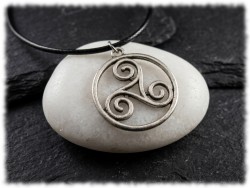 Bijou triskell en métal patiné sur chaîne classique argentée. Une pièce historique que nous vous invitons à porter au quotidien.