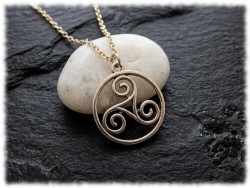 Médaille ajourée au triskel breton couleur argent. Un motif millénaire en métal que nous vous proposons d'apprivoiser.