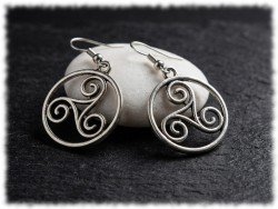 Boucles d'oreilles ajourées motif triskell. Un tracé impeccable pour celles qui recherchent un symbole authentique.