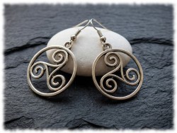 Boucles d'oreilles triskell argenté en relief. Une invitation à porter le métal avec l'élégance d'une lignée celte.