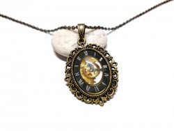 Bijou horlogerie bronze qui défie les lois de la physique avec ses rouages : un anachronisme au creux de votre cou.