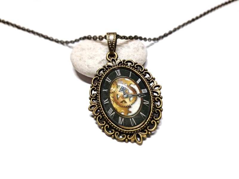 Bijou horlogerie bronze qui défie les lois de la physique avec ses rouages : un anachronisme au creux de votre cou.