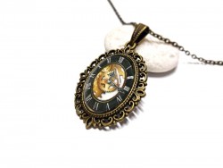 Pendentif steampunk bronze artisanal qui intègre des pièces d'horlogerie pour un rendu esthétique et nostalgique unique.