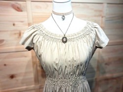 Pendentif steampunk en bronze sur robe victorienne : un accord de caractère pour une tenue quotidienne ou cosplay.