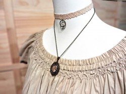 Bijou d'inspiration steampunk porté sur une tenue victorienne : un contraste de matières affirmer l'élégance de votre style.