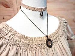 Collier rétro-futuriste et robe à smocks beige : bijou mécanique pour signer une allure historique, par La Blanche Hermine.