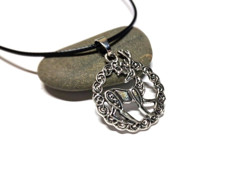 Collier en cordon noir avec un pendentif cerf et entrelacs celtique pour une identité forte liée aux mythes anciens.
