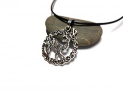 Porter le symbole du cerf, c'est choisir la protection. Un cordon noir élégant pour un guide spirituel au quotidien.