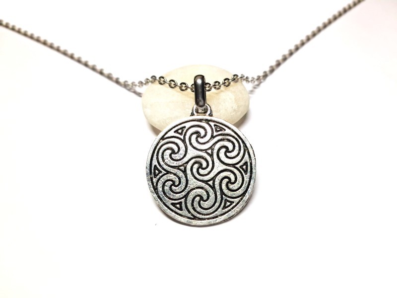 Chaîne argentée avec médaillon spirales entrelacées, symbole de l'équilibre parfait entre l'esprit, le corps et l'âme.