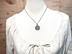 Chaîne argentée ornée d'une médaille spirales celtes, un bijou géométrique évoquant l'infini pour sublimer votre décolleté.