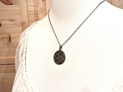 Chaîne et médaille argentée aux triskells imbriqués, la géométrie sacrée celte s'invite dans votre garde-robe avec finesse.