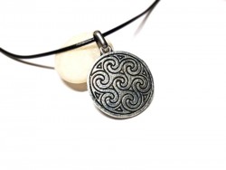 Pendentif aux triskells de métal, esprit authentique de l'Écosse. Un compagnon tangible à choisir pour sa symbolique millénaire.