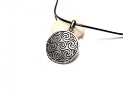 Collier cordon noir avec pendentif spirales celtiques, un bijou historique qui unit la terre et le ciel avec distinction.