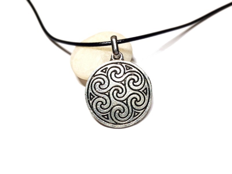 Collier cordon noir avec médaille trois triskells, un symbole de protection dynamique à porter fièrement au quotidien.