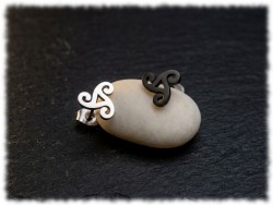 Puces d'oreilles motif triskell celte en acier 304 inoxydable pour un style breton sobre et élégant.
