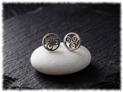 Clous d'oreilles triskell en acier 304 inoxydable hypoallergénique, puces légères au motif breton traditionnel, bijoux durables pour une utilisation régulière.