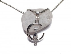 Pendentif chat sur croissant de lune : le bijou minimaliste et chic qui sublime chaque décolleté avec une grâce infinie.
