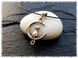 Collier et pendentif chat dans la lune : l'éclat argenté rencontre la finesse pour un rendu esthétique unique.