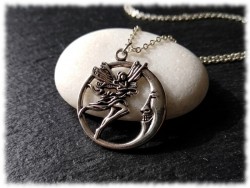 Pendentif fée dans la lune : l'union de l'astre nocturne et de l'esprit de la nature pour une connexion profonde avec vos rêves.