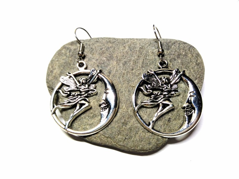 Boucles d'oreilles fée : une esthétique céleste qui illumine votre port de tête avec une finesse absolument charmante.