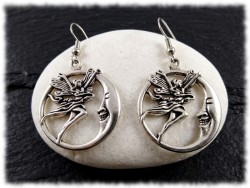 Boucles d'oreilles fée argentée : un éclat de fantaisie pour illuminer votre visage d'une brillance féerique et chic.