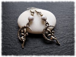 Boucles d'oreilles fée et howlite naturelle : un duo pour celles qui cherchent à conjuguer sérénité et inspiration créatrice.