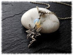 Pendentif fée : les reflets changeants de l'opalite boostent la communication et l'expression de votre moi profond.