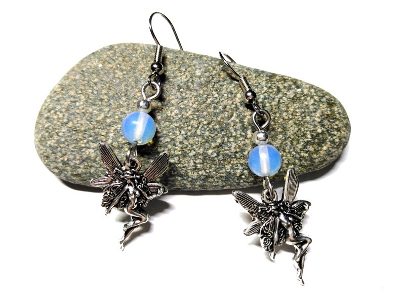 Boucles d'oreilles crochets fée : l'opalite clarifie vos visions pendant que la fée veille sur vos projets les plus fous.