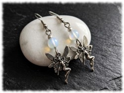 Boucles d'oreilles fée : l'alliance du ciel et de la forêt dans un bijou argenté qui ravit les amoureuses du style céleste.