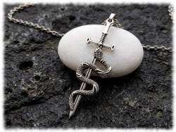 Collier et pendentif serpent sur une épée, une pièce forte aux détails soignés pour un look gothique ou ésotérique.