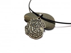 Pendentif cheval viking en métal sculpté d'un motif de Sleipnir, une amulette de protection mythologique nordique.