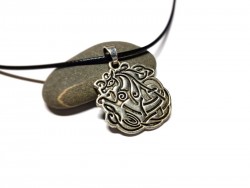 Médaillon cheval nordique couleur argente patiné, capturant l'essence des légendes et de l'art scandinave ancien.