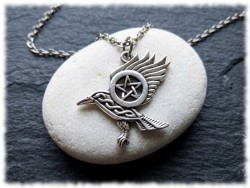 Pendentif corbeau argenté : l'oiseau prophétique vous guide. Un bijou argenté qui magnifie votre lien avec l'univers sauvage.