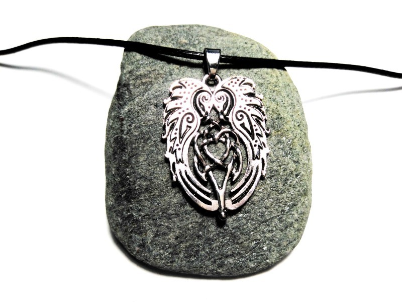 Collier et pendentif corbeaux : mariez l'esprit et le souvenir dans ces entrelacs vikings. Et restez centré sur l'essentiel.