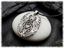 Collier et pendentif argenté corbeaux : une pièce ciselée pour honorer la mythologie scandinave avec élégance.