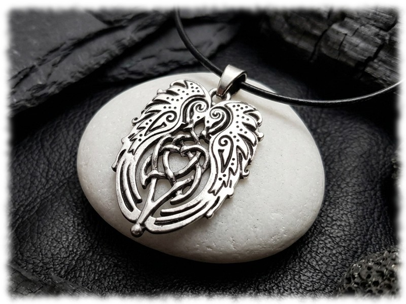 Collier cordon noir et pendentif argenté corbeaux Hugin et Munin : un totem de protection pour vos conquêtes modernes.