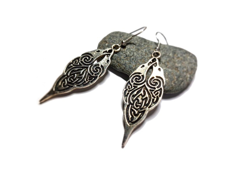 Boucles d'oreilles corbeaux argentés : l'intelligence et le savoir. Un bijou symbolique pour les esprits éveillés.