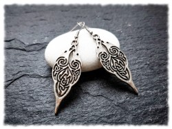 Bijou corbeaux : l'oiseau noir, témoin des exploits passés. Un accessoire viking pour forger votre légende avec style.