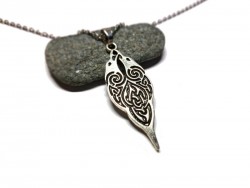 Collier et pendentif corbeaux : un hommage à la dualité de l'esprit nordique. Pensée et mémoire réunies sur un seul bijou.