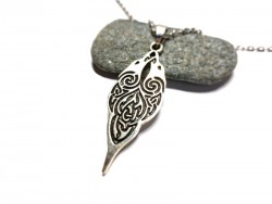 Collier et pendentif argenté corbeaux : une silhouette viking pour honorer la clairvoyance du grand dieu Odin.