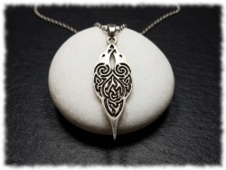 Pendentif corbeaux : la force du vivant et du sacré autour du cou. Un bijou pour les sorcières modernes en quête de sens.