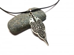 Collier et pendentif corbeaux : un gardien des tempêtes pour sublimer votre allure avec une force viking brute.
