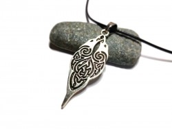 Pendentif corbeaux : incarnez Hugin, la pensée qui parcourt le monde. Un bijou pour nourrir votre esprit et votre vision.